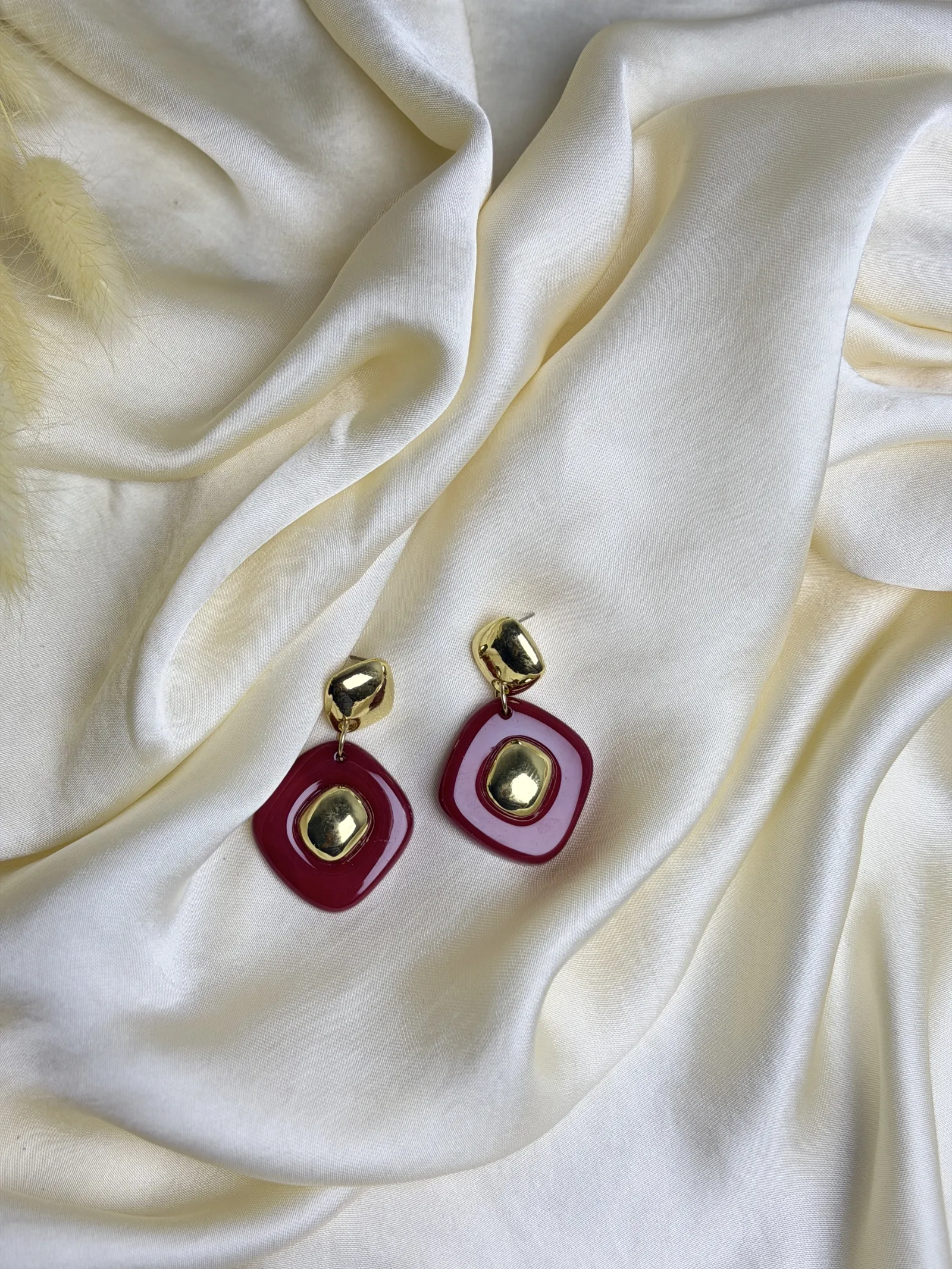 Bordo Gold Sallantılı Küpe