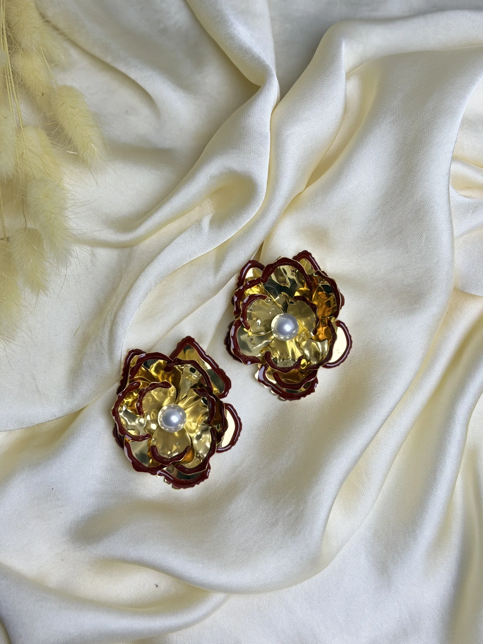 Büyük Gold Kenarı Bordo Detaylı Çiçek Küpe