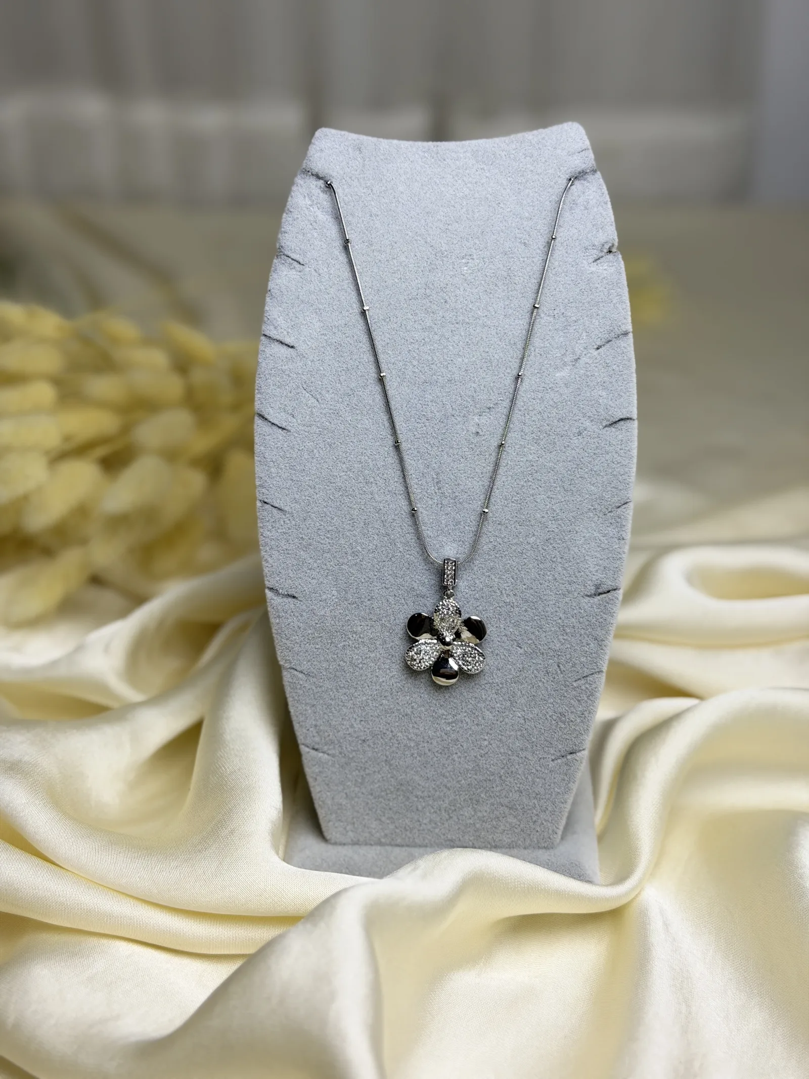 Dorika Zincirli Taşlı Silver Çiçek Kolye