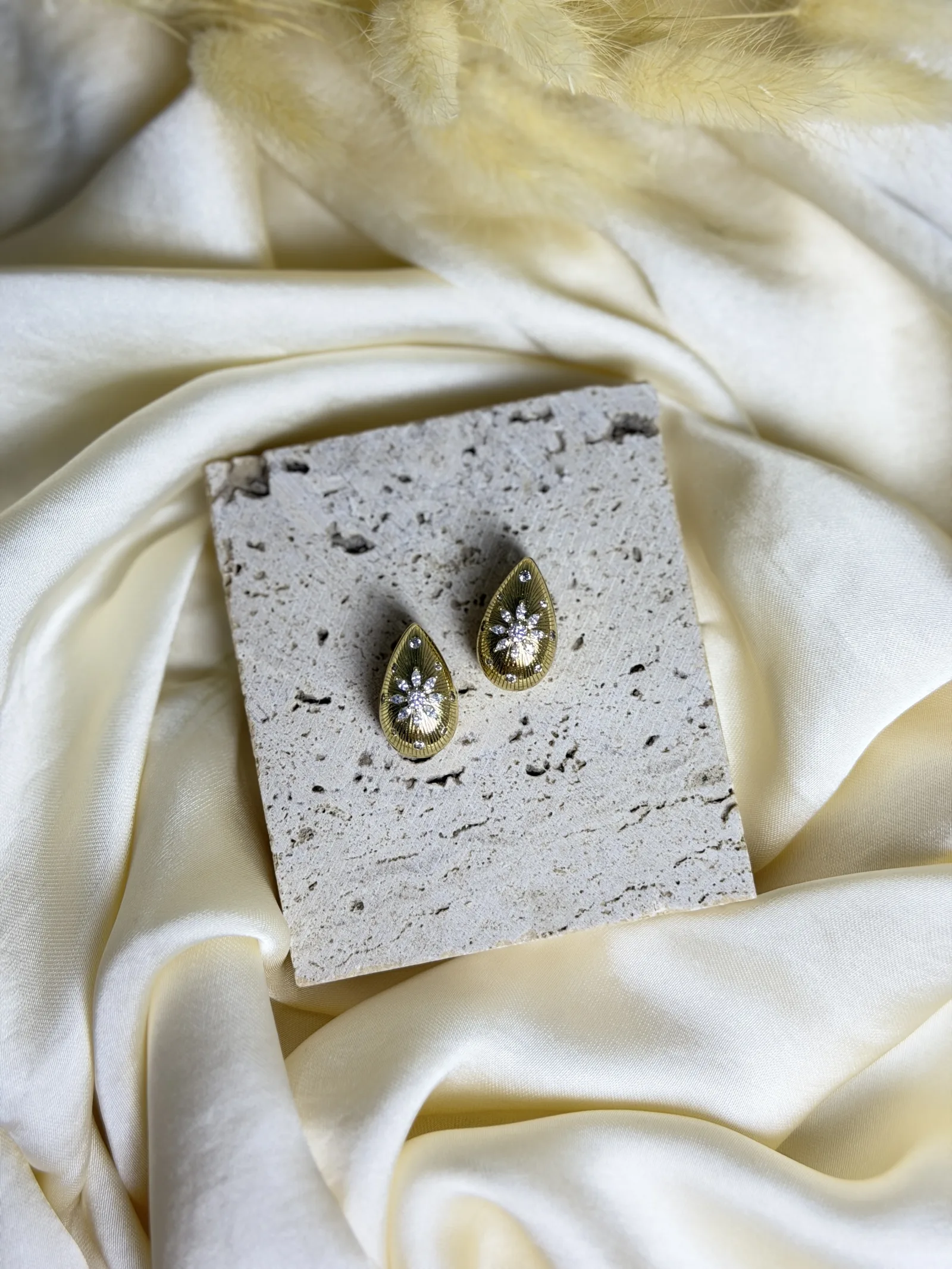 Gold Damla Detaylı Taşlı Çelik Küpe