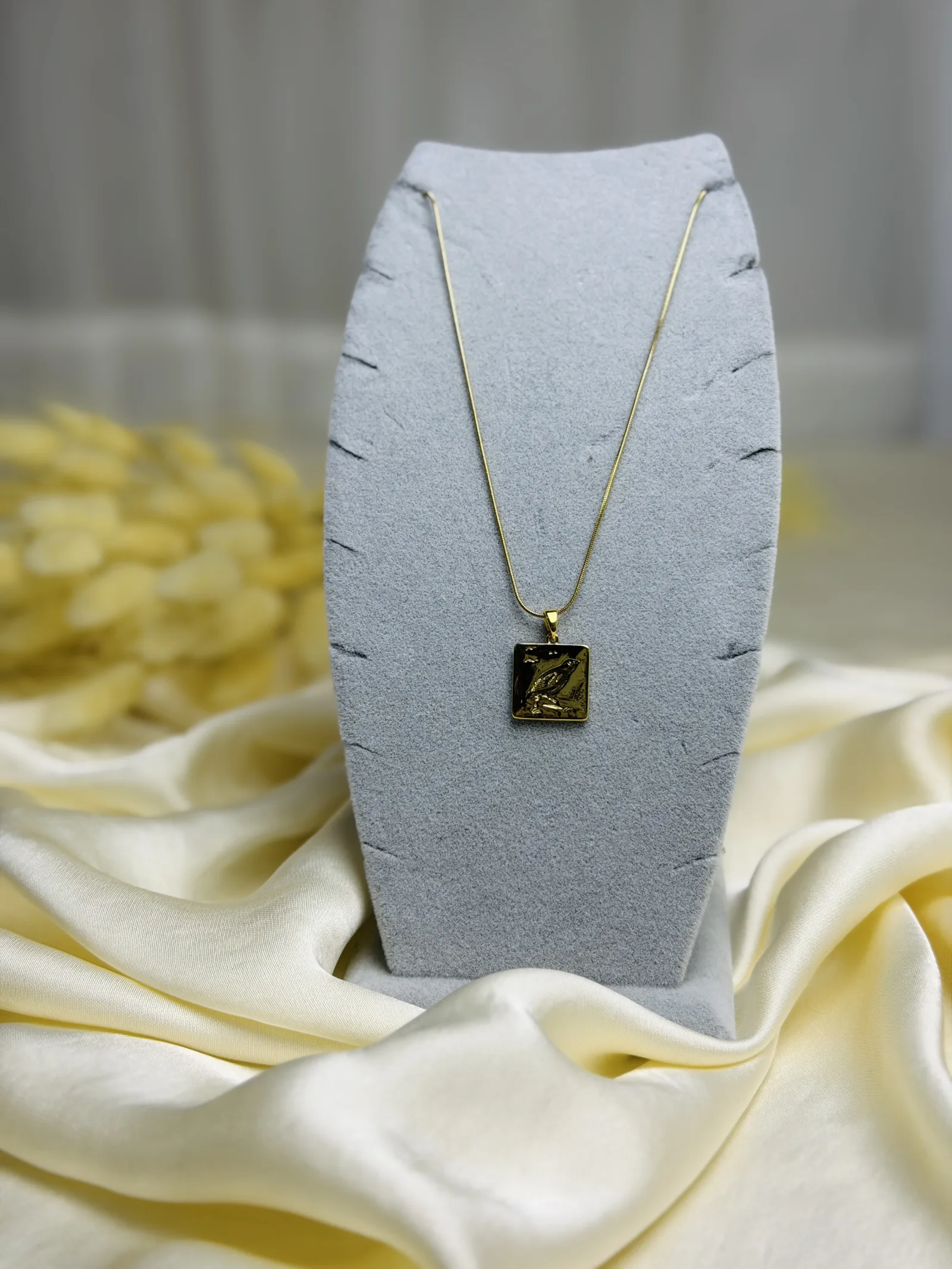 Gold Kare Kuş Motifli Çelik Kolye