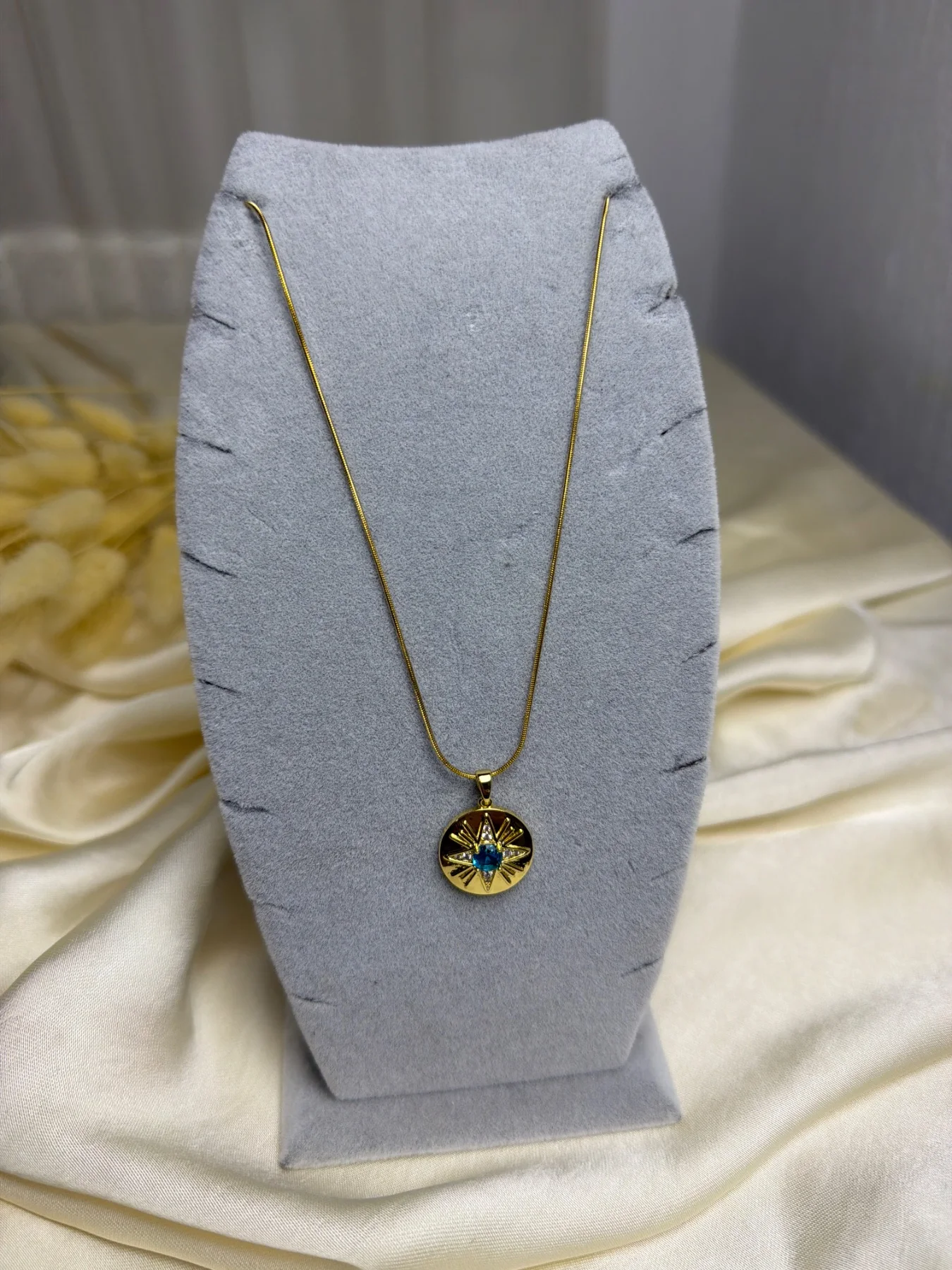 Gold Madalyon Mavi Taşlı Kolye