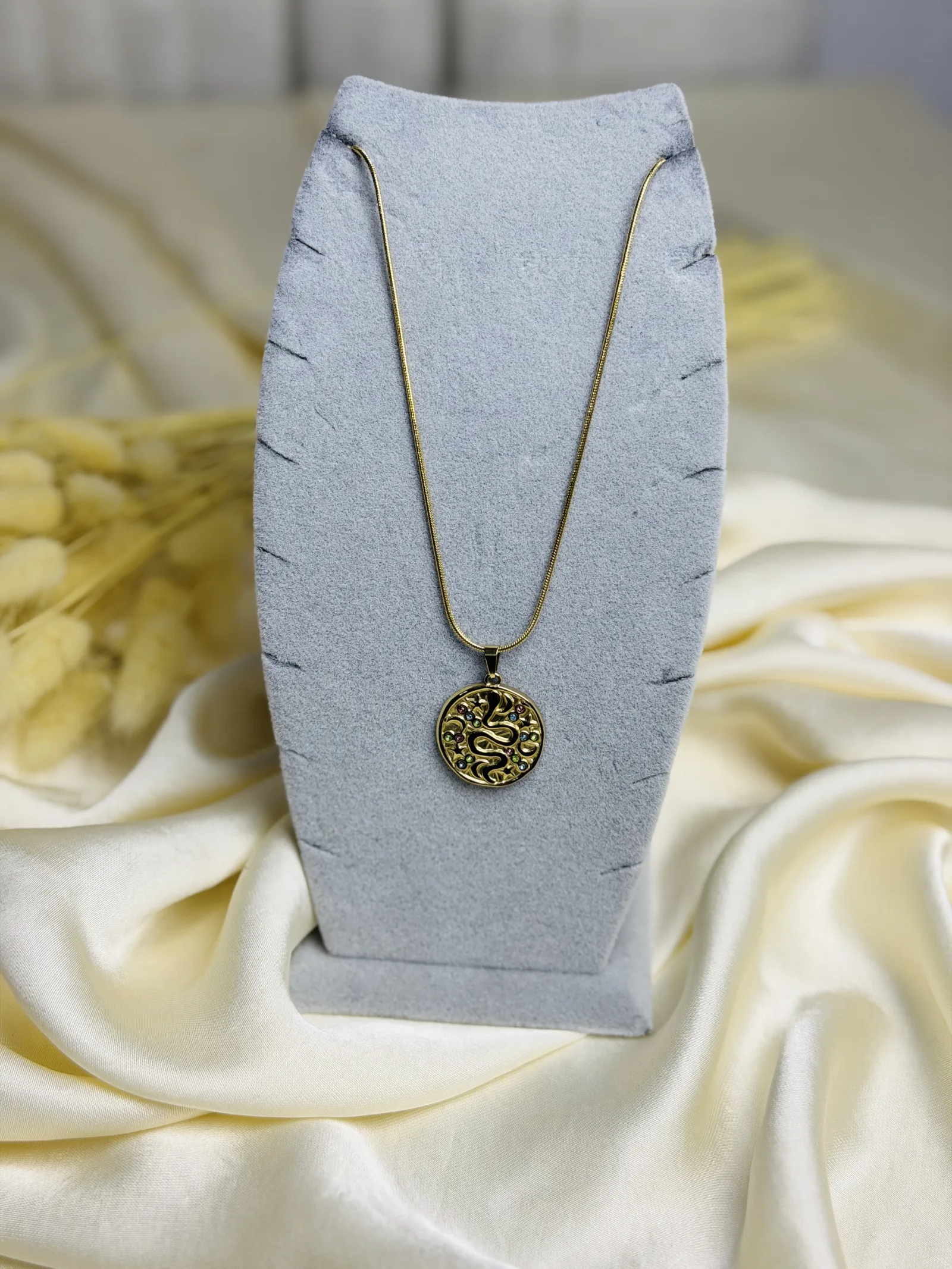 Gold Madalyon Yılan Desenli Çelik Kolye