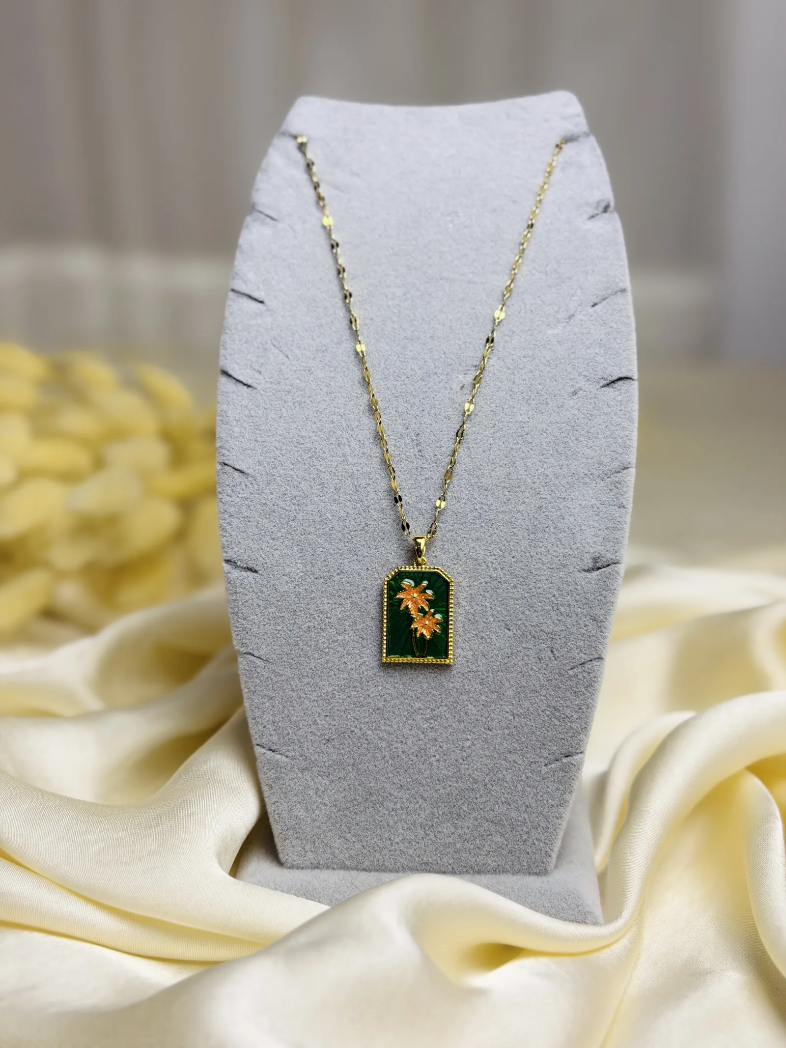 Gold Yeşil Tabanlı Palmiye Detaylı Çelik Kolye