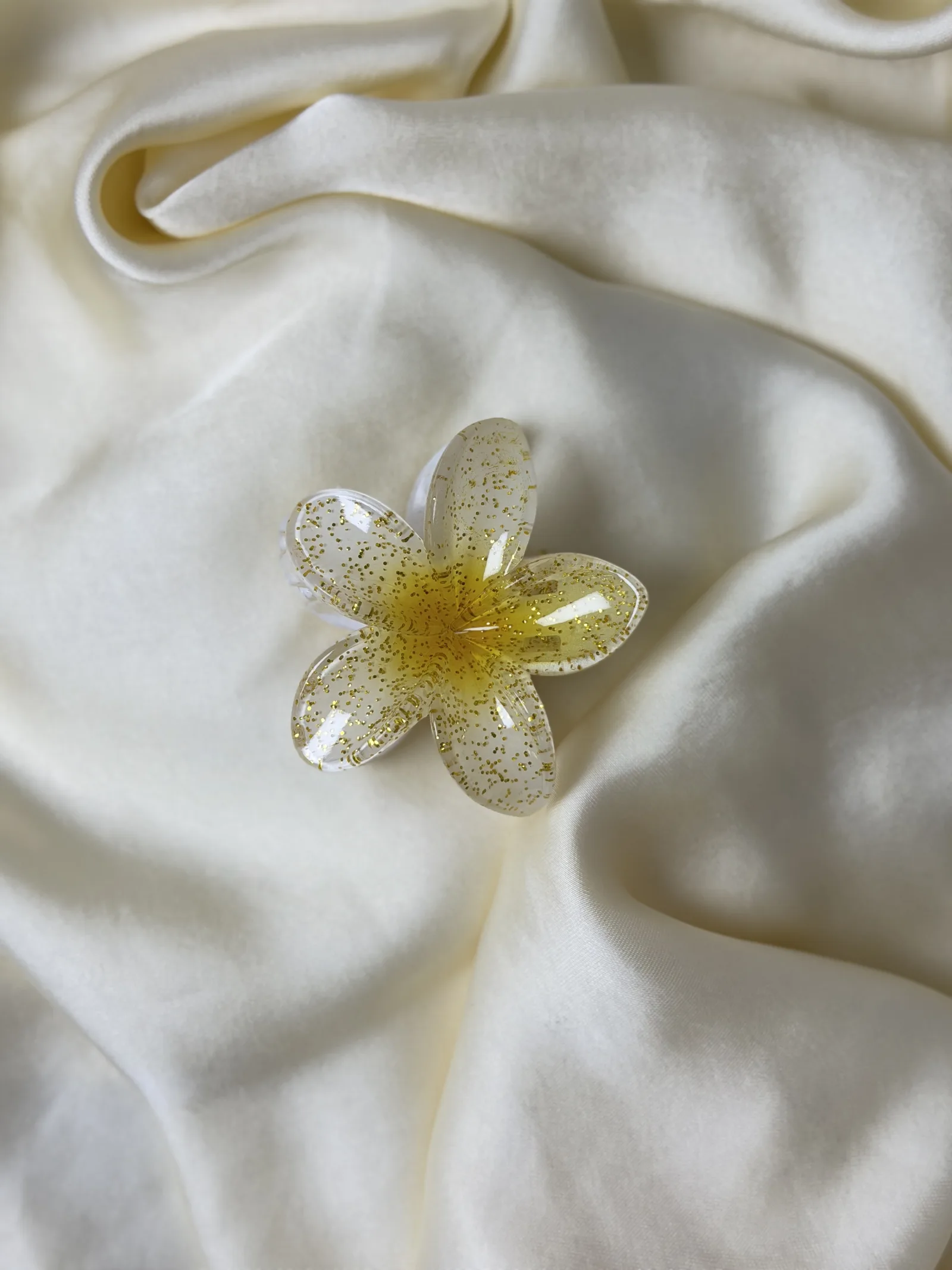 Sarı Renk Detaylı Simli Lotus Toka